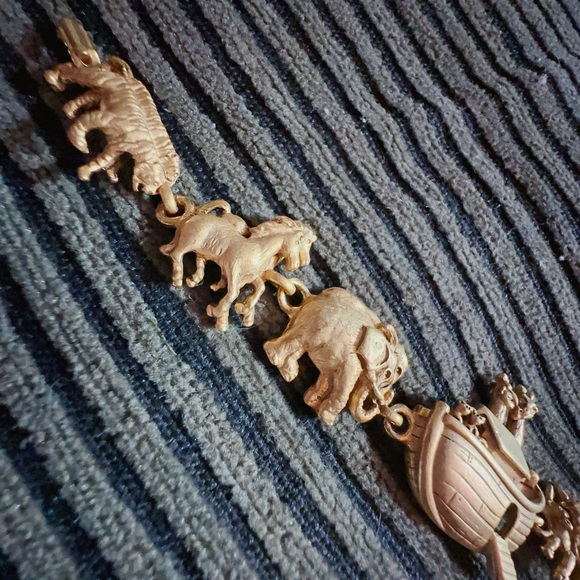 4pcs for $20 in my store‼️ A. J. C. Vintage Gold Tone Noah’s Ark Bracelet 7" NIB - Picture 5 of 7